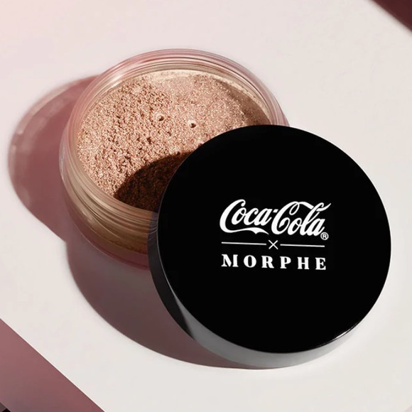 COCA-COLA X MORPHE GLOWING LOOSE HIGHLIGHTER π₯ - Picture 8 of 8